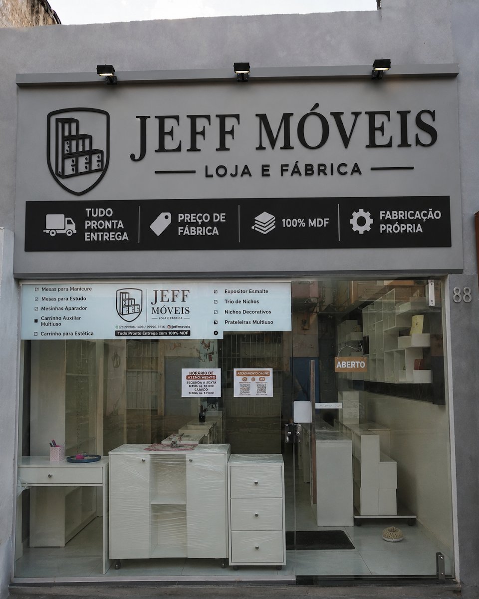 Fachada da loja e fábrica Jeff Móveis em Teixeira de Freitas, com produtos em MDF na vitrine