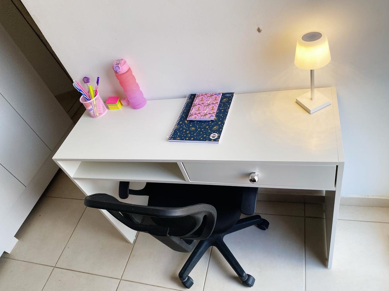 Mesa para estudo em MDF branco com luminária, fabricada pela Jeff Móveis